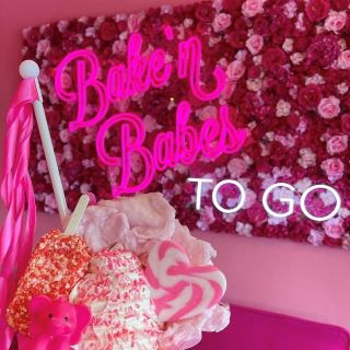 Custom Neon® hot pink logo on flower wall @bakenbabes