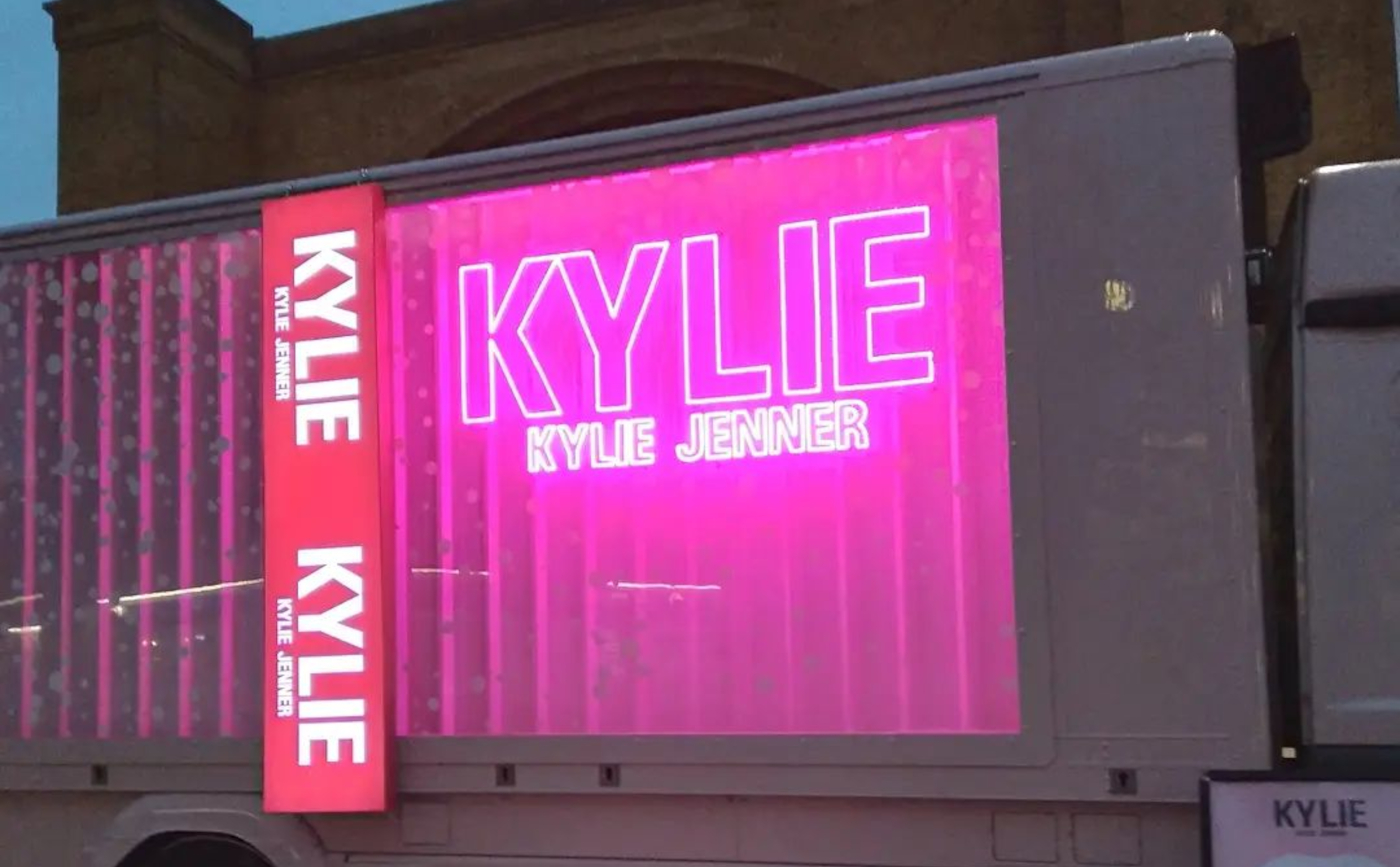 Custom Neon® pink logo @kyliejenner for brand activation by @we_are_hyperactive