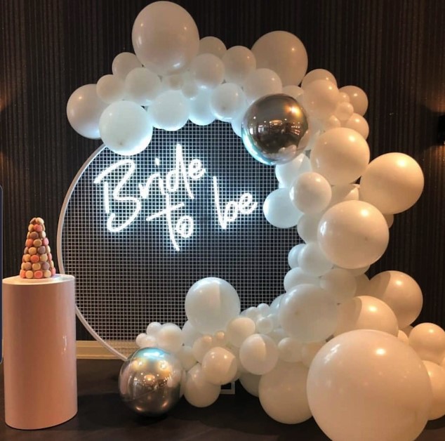Custom Neon® Bride to Be sign on mesh with balloon arch @decorandfiesta