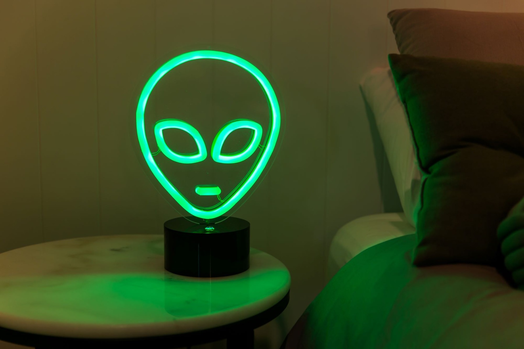 Green alien desk lamp by Custom Neon® 